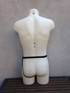 Vista por detrás de accesorio para cubrir bolsa de ostomía durante la relación sexual
